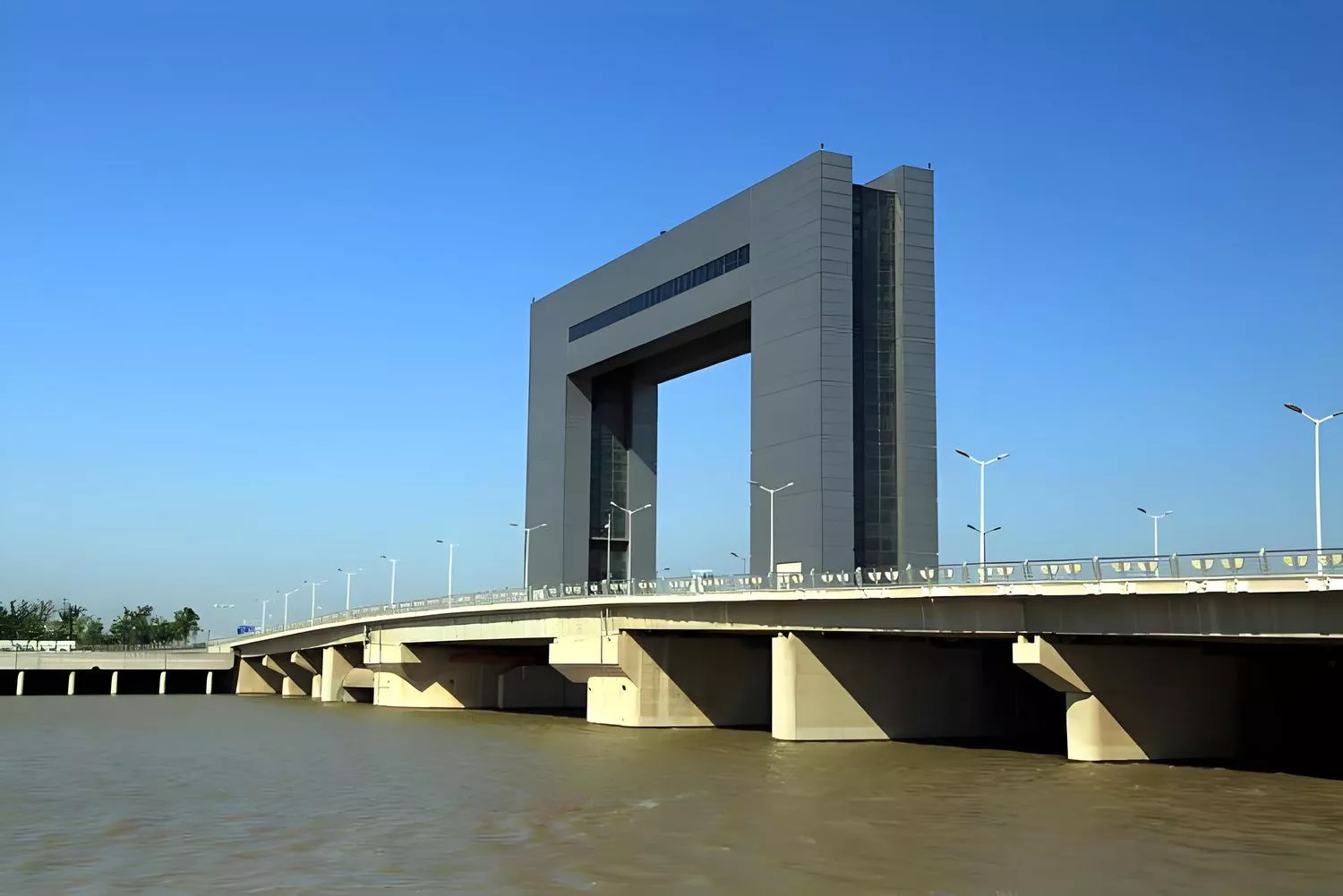 不同宽度裂缝对防水材料响应能力的需求差异对比图